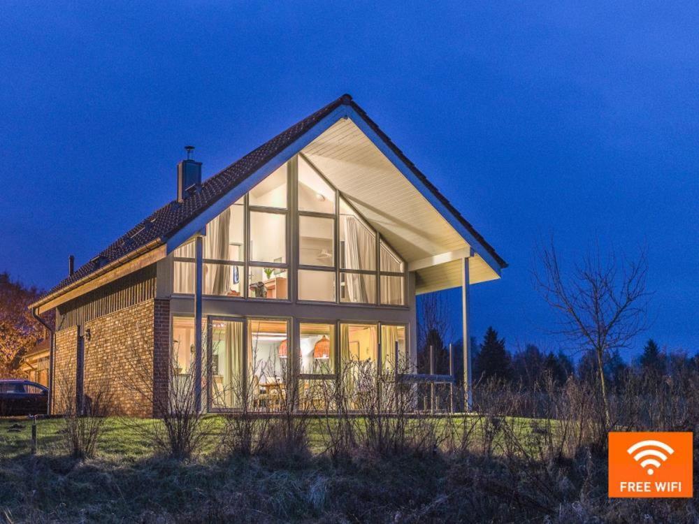 W7 - Sehr Schoenes Ferienhaus Mit Toller Lage Und Super Aussicht In Roebel An Der Mueritz Villa Luaran gambar
