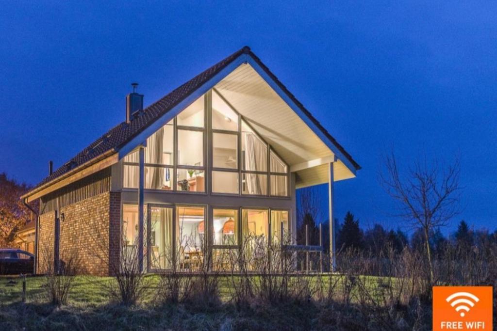 W7 - Sehr Schoenes Ferienhaus Mit Toller Lage Und Super Aussicht In Roebel An Der Mueritz Villa Luaran gambar